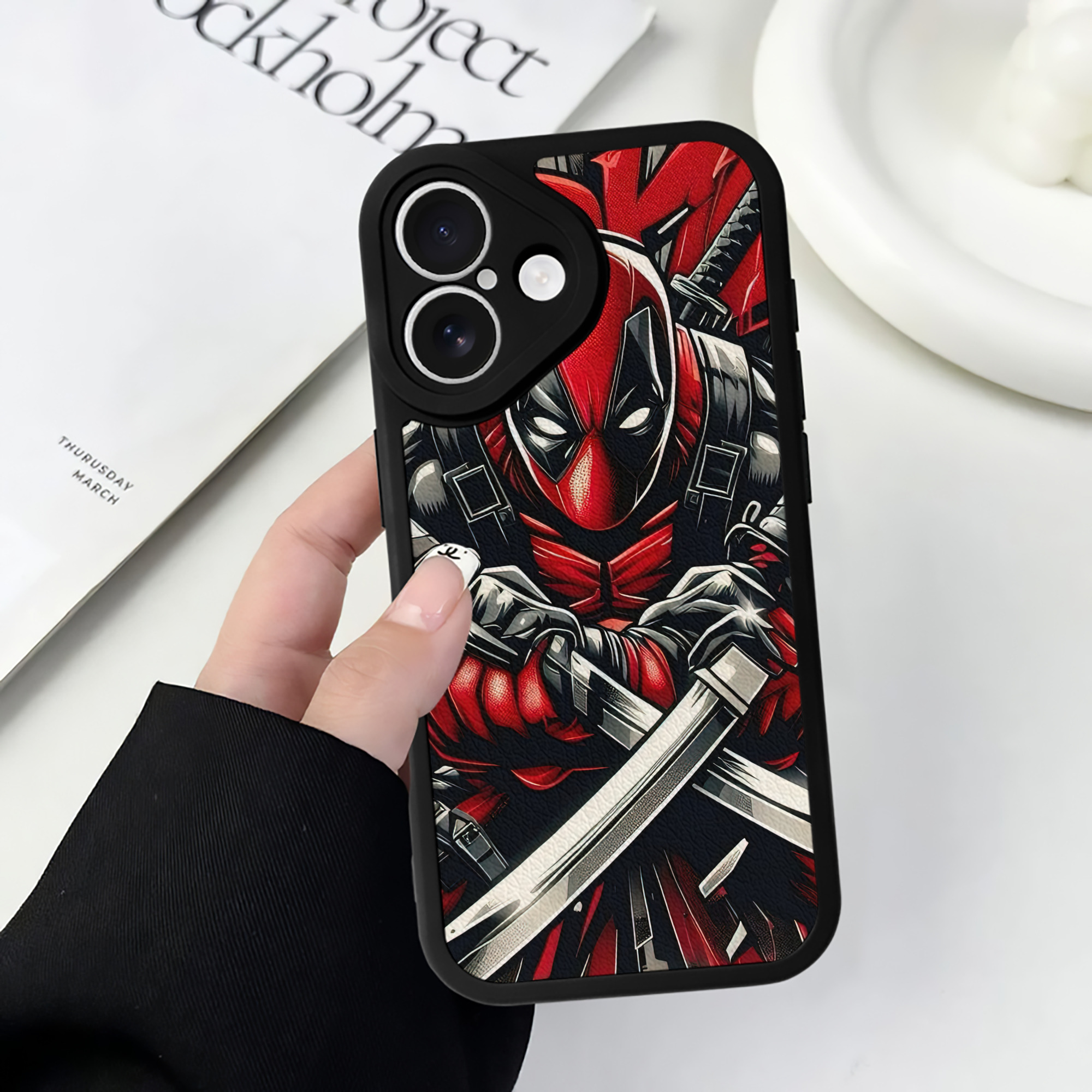 （画像用） Deadpool デッドプール 【iPhone 16シリーズ対応】シリコンスマホケース（レザー調） 材質：シリコン